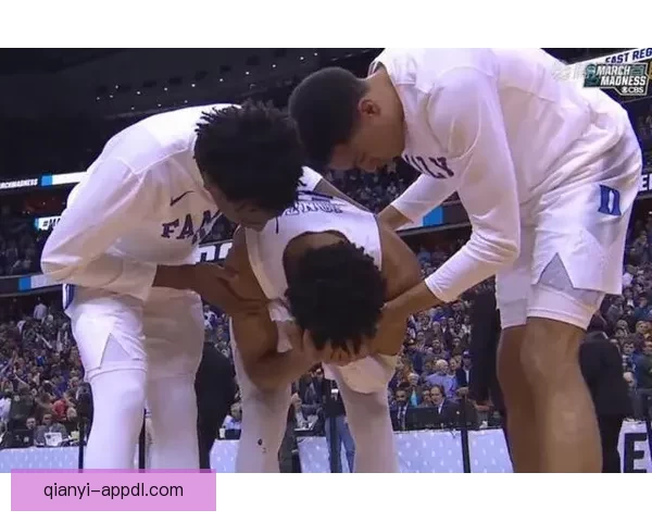 巴雷特在抢篮板时被锡安撞伤肩膀 已返回更衣室接受治疗